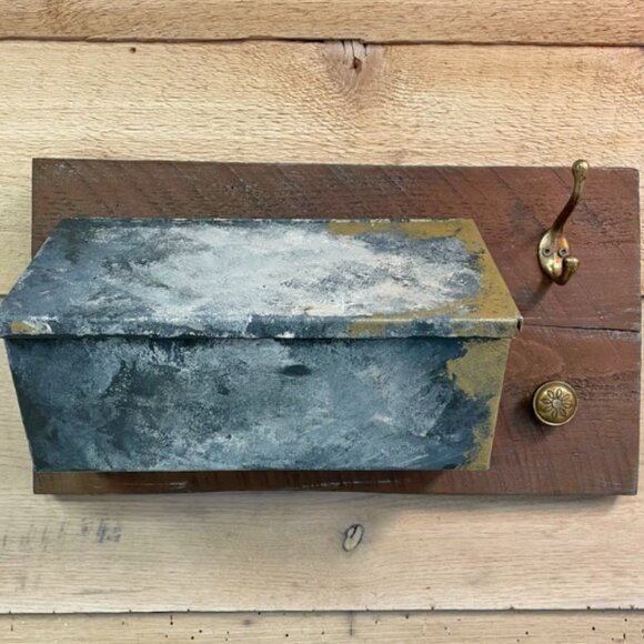 Wall trunk box on an upcycled wood for wall decoration - Picture 1 of 5